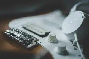 Custodia per chitarra e biglietti su un tavolo in un camerino vuoto
