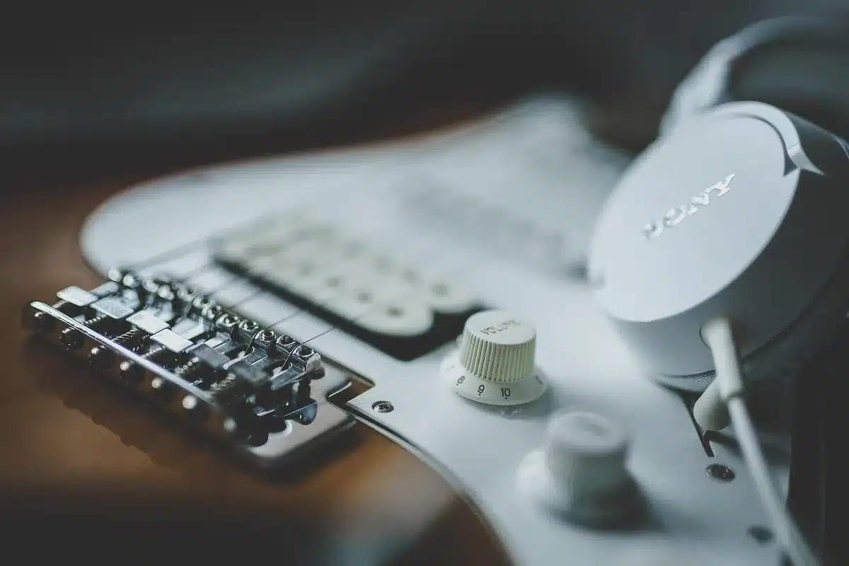 Custodia per chitarra e biglietti su un tavolo in un camerino vuoto