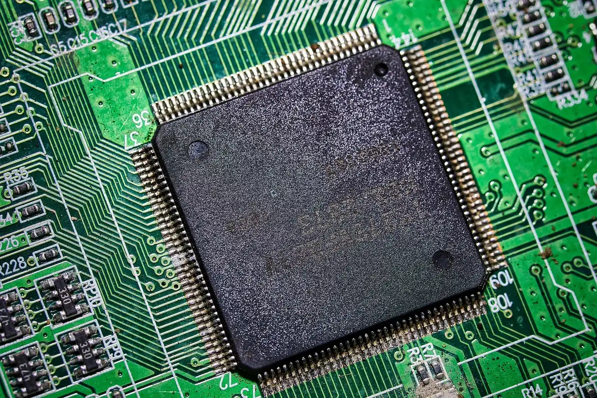 Dettaglio di un chip microelettronica con tracce ad alta densità