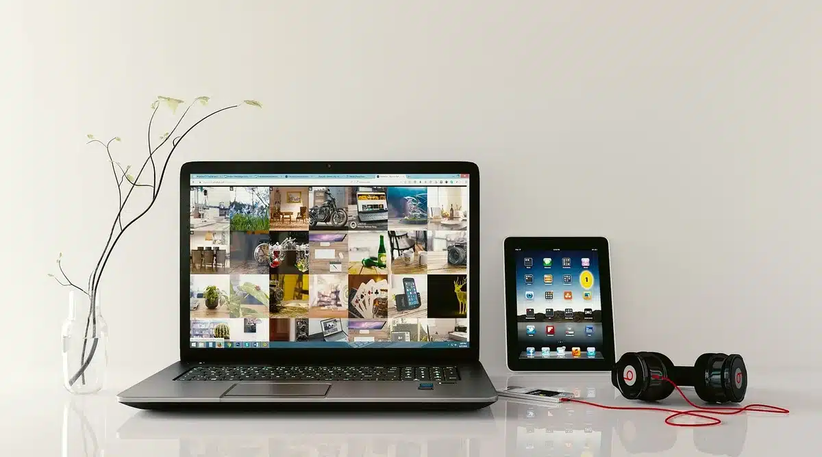 Postazione di lavoro con monitor e attrezzature professionali per editing