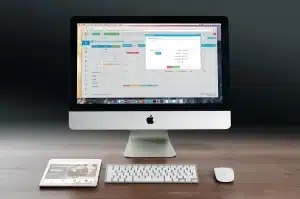 Mac mini desktop compatto con porte aperte e design moderno su superficie neutra