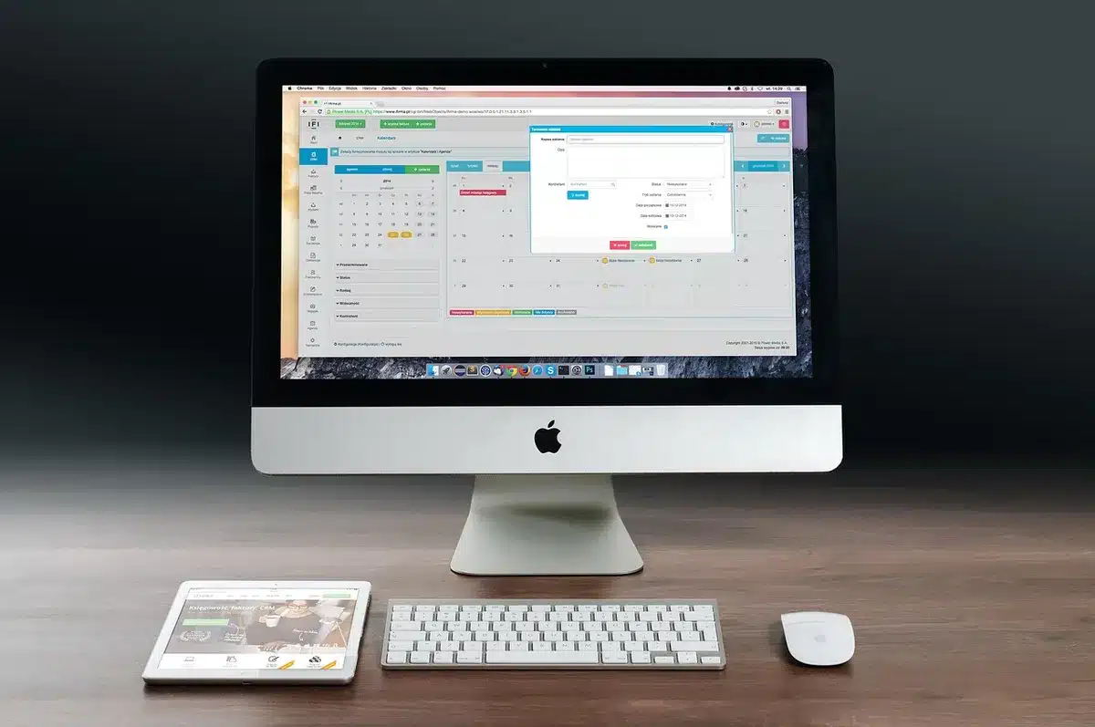 Mac mini desktop compatto con porte aperte e design moderno su superficie neutra