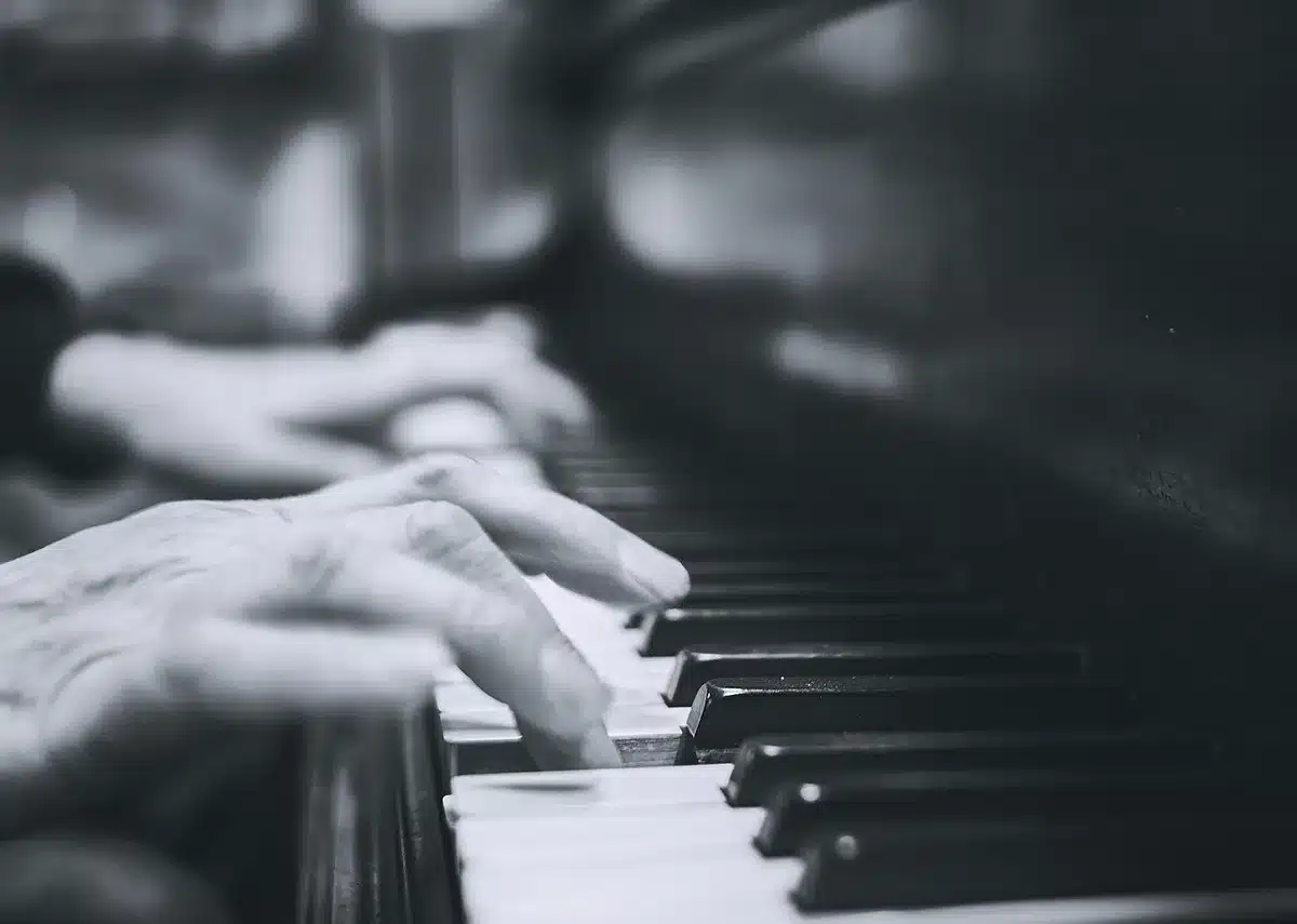 Sagoma anonima di un musicista jazz con una tromba