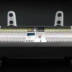 Studio di produzione musicale con console di missaggio e fader illuminati