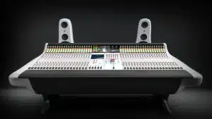 Studio di produzione musicale con console di missaggio e fader illuminati