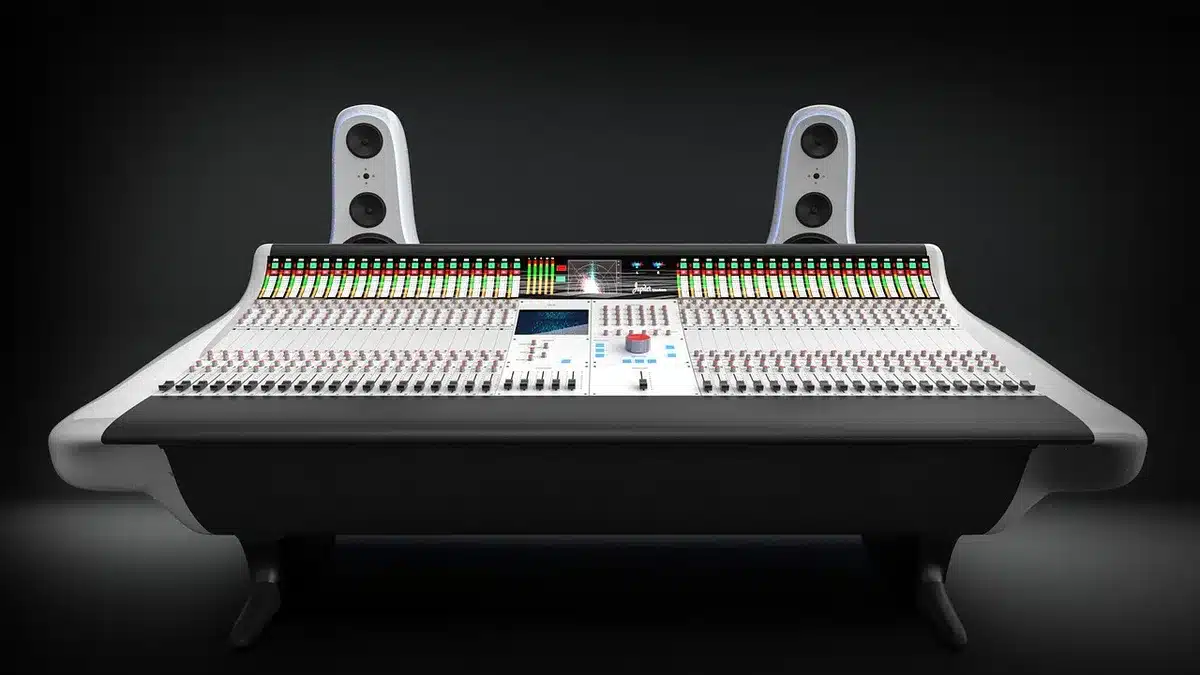 Studio di produzione musicale con console di missaggio e fader illuminati