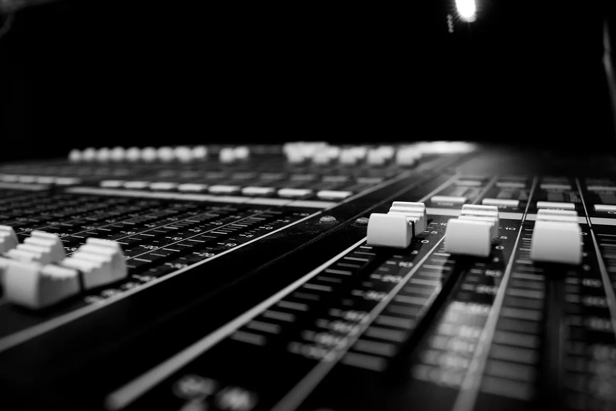 Console di mixaggio e cuffie in studio di registrazione