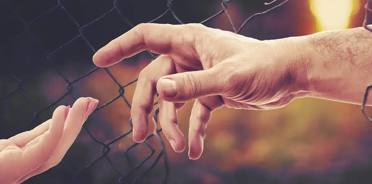 Persone in viaggio attraverso paesaggi di confine montuosi e aspri