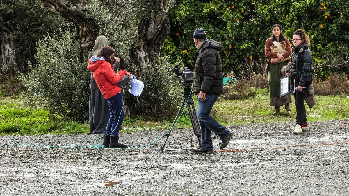 Troupe cinematografica al lavoro in condizioni meteorologiche difficili durante le riprese