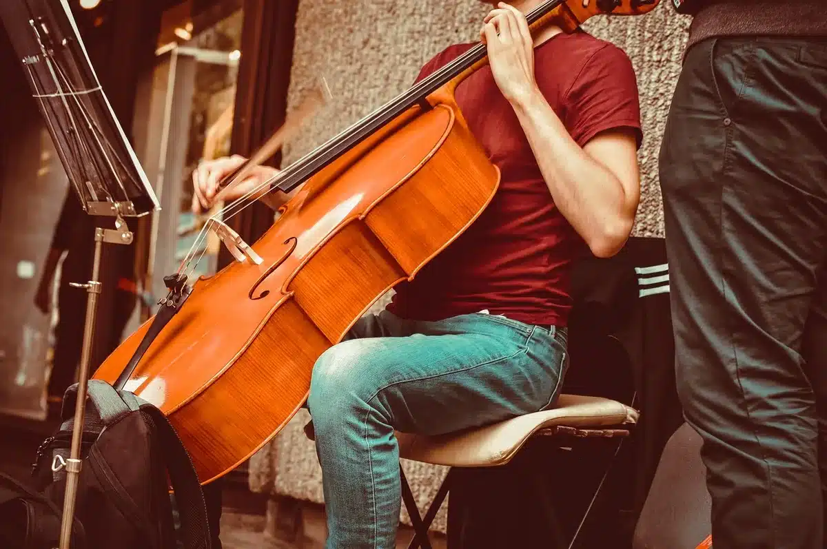 Sagome di musicisti dietro le quinte che conversano in luce calda