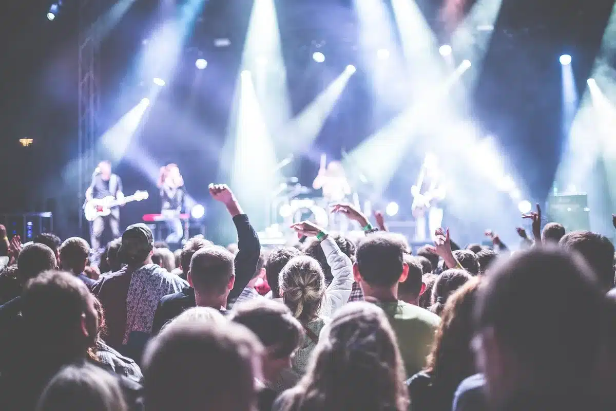 Palco durante concerto con platea sold-out vista ampia