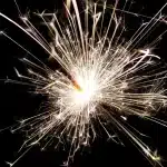 Due chitarre su stativi e cuffie vicino a una porta di backstage con luce calda