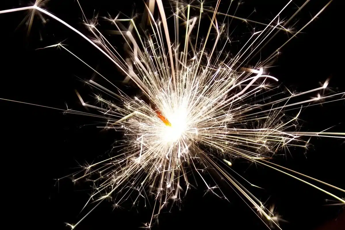 Due chitarre su stativi e cuffie vicino a una porta di backstage con luce calda