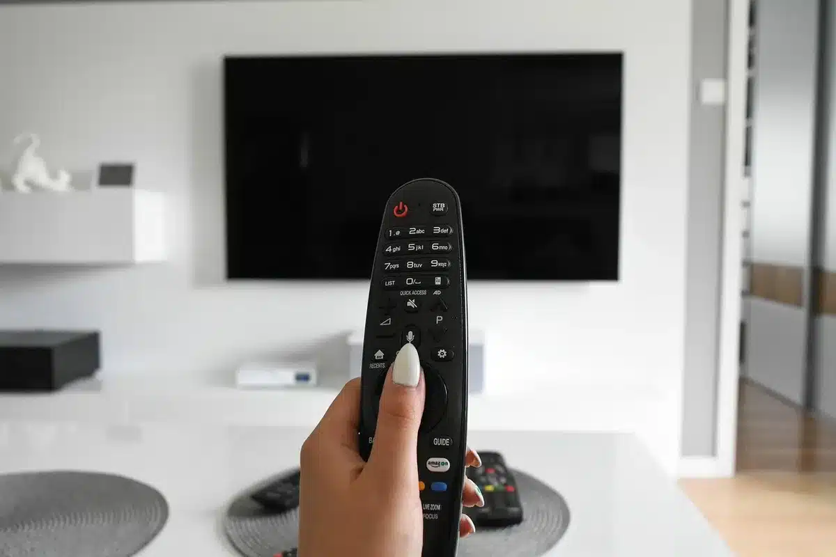 Operatori e pannelli TV di grandi dimensioni in una catena di montaggio