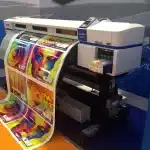 Test di stampa inkjet su substrato di vetro in ambiente di produzione, vista ravvicinata