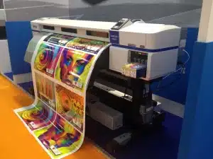 Test di stampa inkjet su substrato di vetro in ambiente di produzione, vista ravvicinata