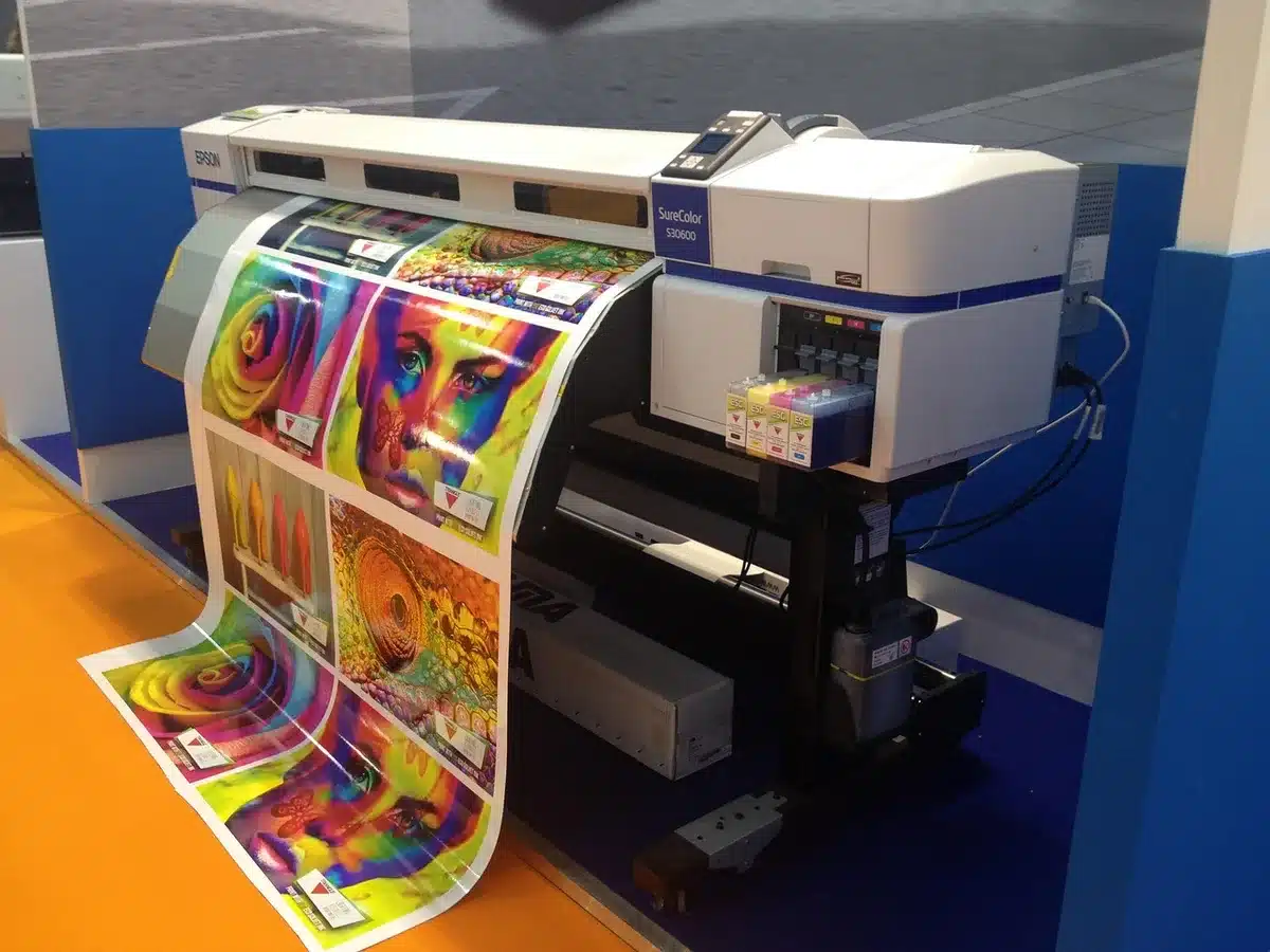 Test di stampa inkjet su substrato di vetro in ambiente di produzione, vista ravvicinata