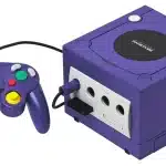 Team anonimo attorno a una scrivania con schizzi di gioco e un controller generico