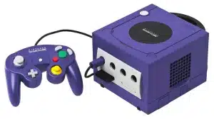 Team anonimo attorno a una scrivania con schizzi di gioco e un controller generico