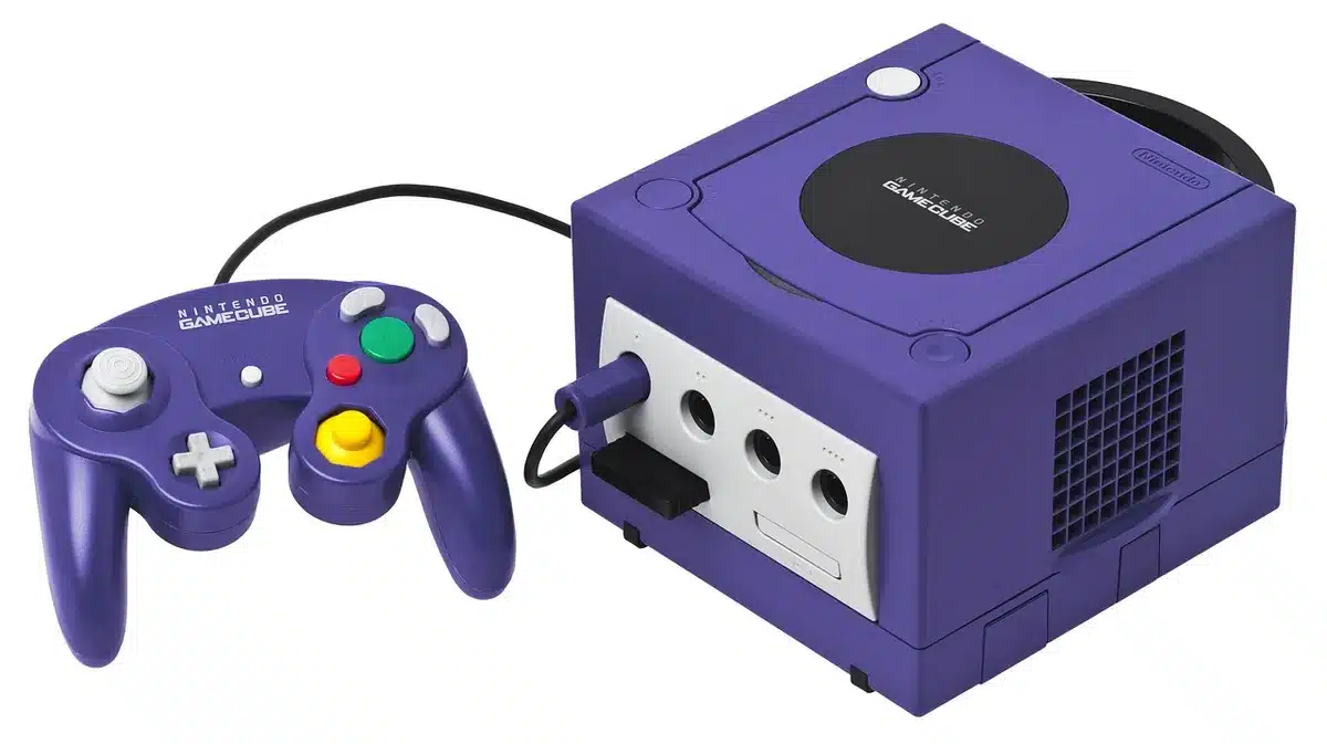 Team anonimo attorno a una scrivania con schizzi di gioco e un controller generico