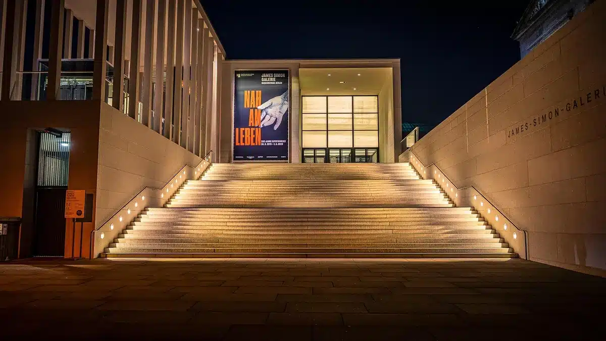 Facciata esterna del teatro illuminata la sera