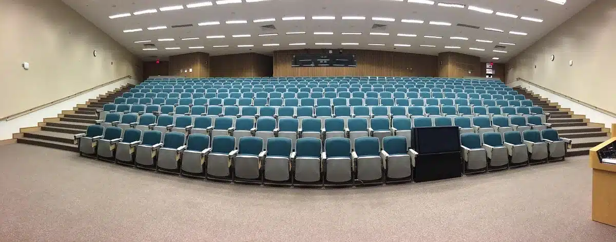 Giovani spettatori in una sala moderna in versione originale
