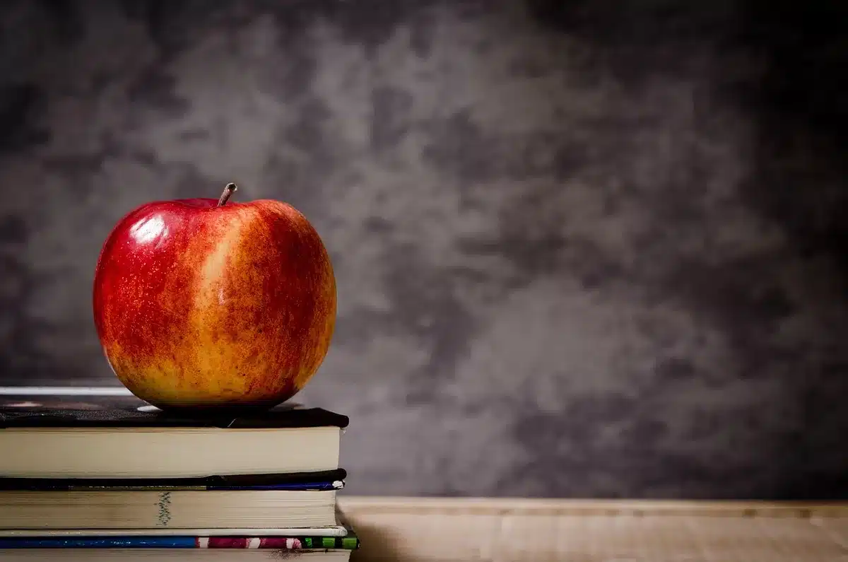 Insegnante in classe con materiali didattici digitali su schermo