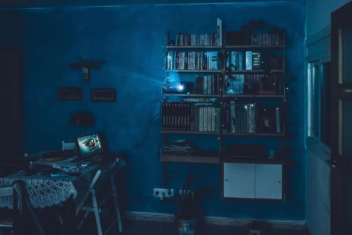 Sala cinematografica con pubblico che guarda uno schermo