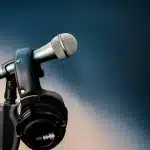 Quartetto d'archi sul palco con sintetizzatore e mano al microfono, pubblico sfocato