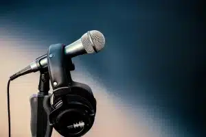 Quartetto d'archi sul palco con sintetizzatore e mano al microfono, pubblico sfocato