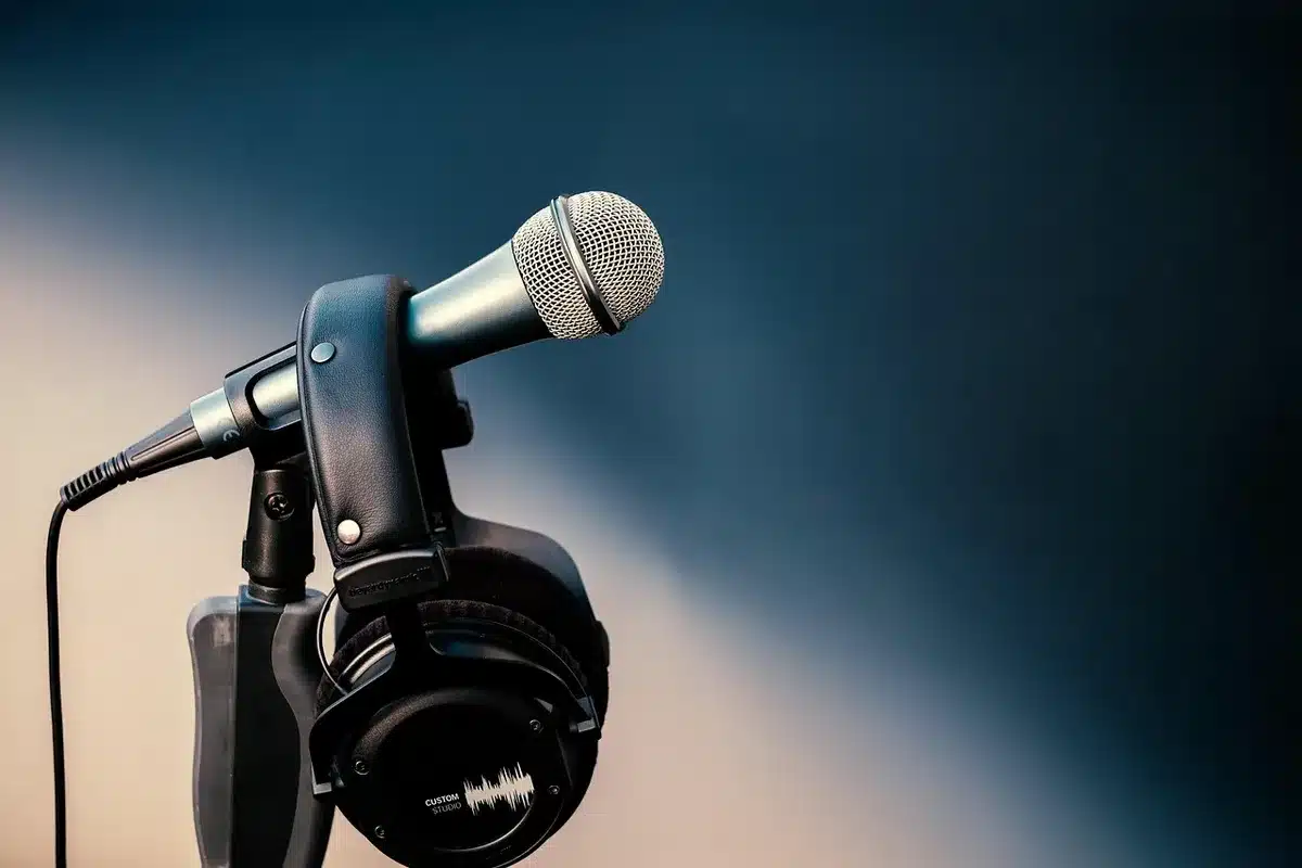 Quartetto d'archi sul palco con sintetizzatore e mano al microfono, pubblico sfocato