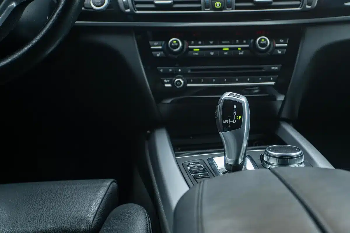 Showroom automobilistico moderno con design premium