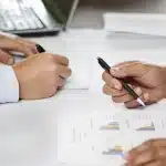 Documenti strategici e grafici di mercato su una scrivania aziendale
