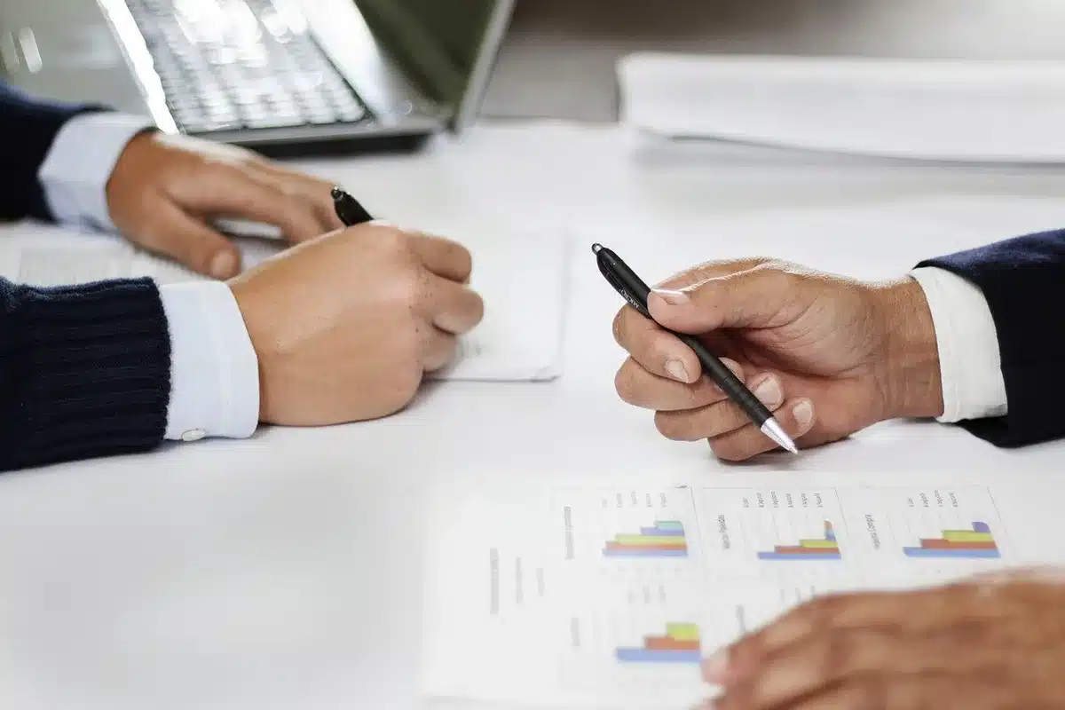 Documenti strategici e grafici di mercato su una scrivania aziendale