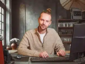 Studio televisivo con scrivania, carta e microfono vuoto in penombra