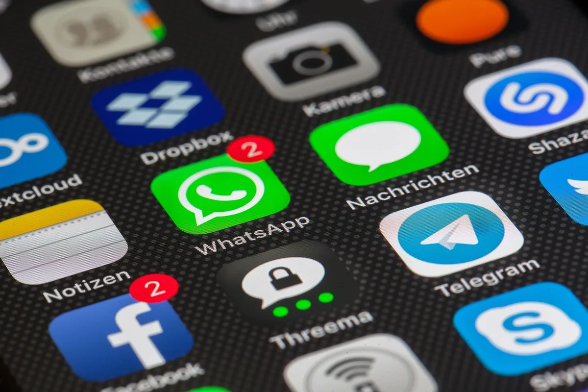 Artista che interagisce con i social media e il pubblico online