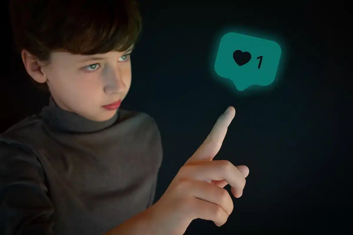 Adolescente seduto sola con smartphone, a indicare ansia e stress