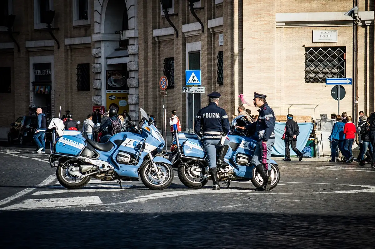 Ufficio di polizia giudiziaria con documenti e fascicoli su una scrivania