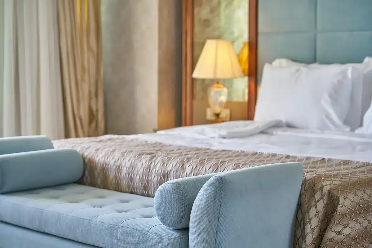 Interno di una camera d'albergo con letto e arredamento minimalista