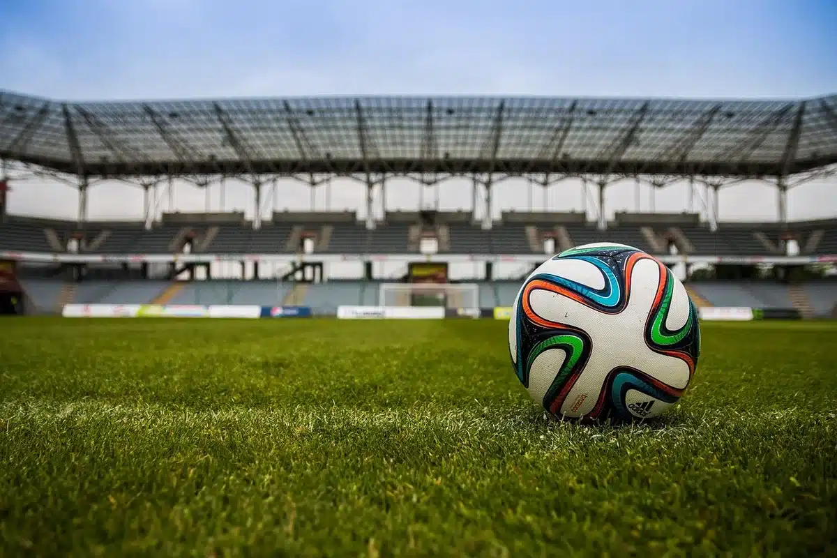 Pallone in primo piano che indica uno sguardo verso il busto