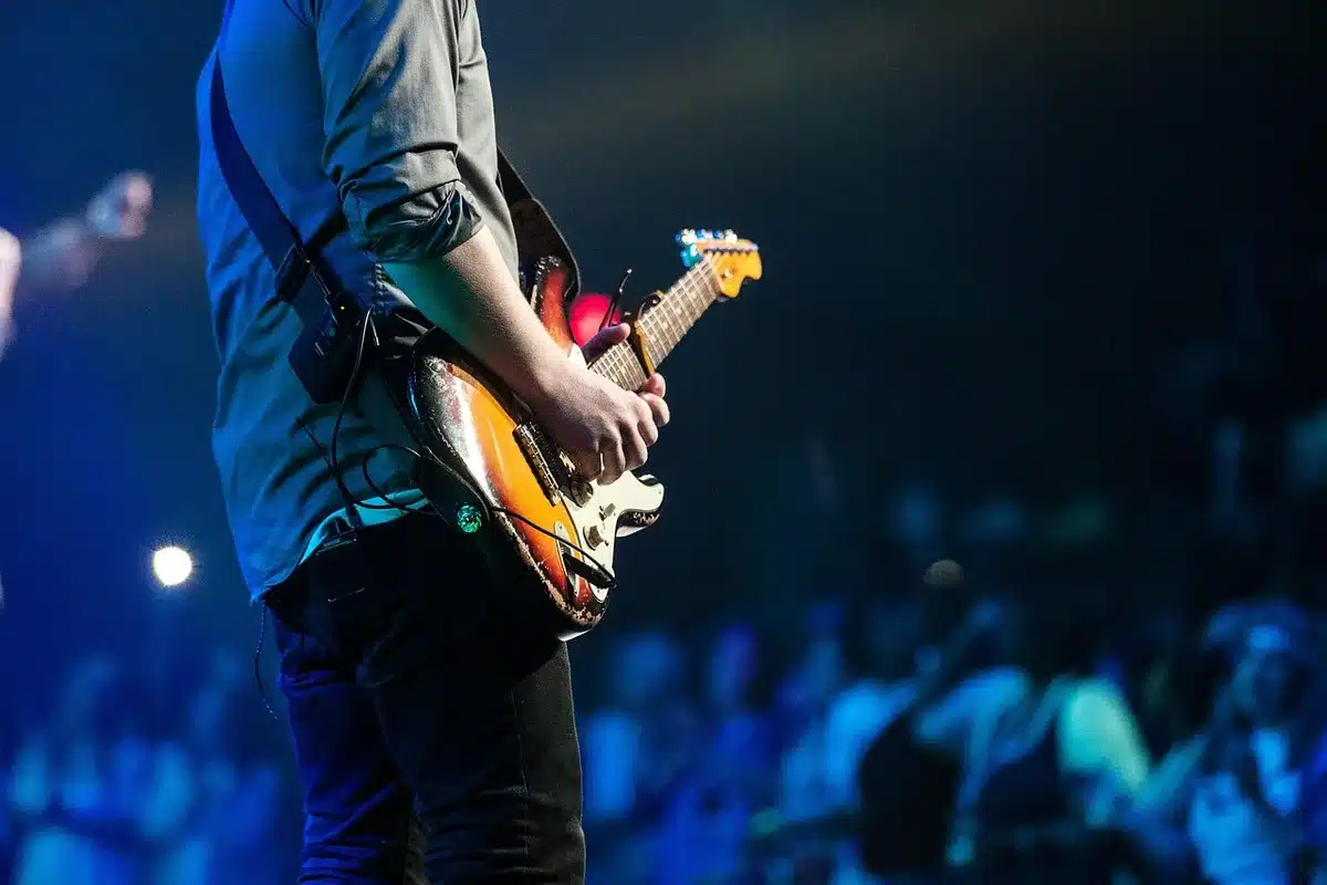 Performer che si esibiscono con costumi e trasformazioni sceniche su un palco