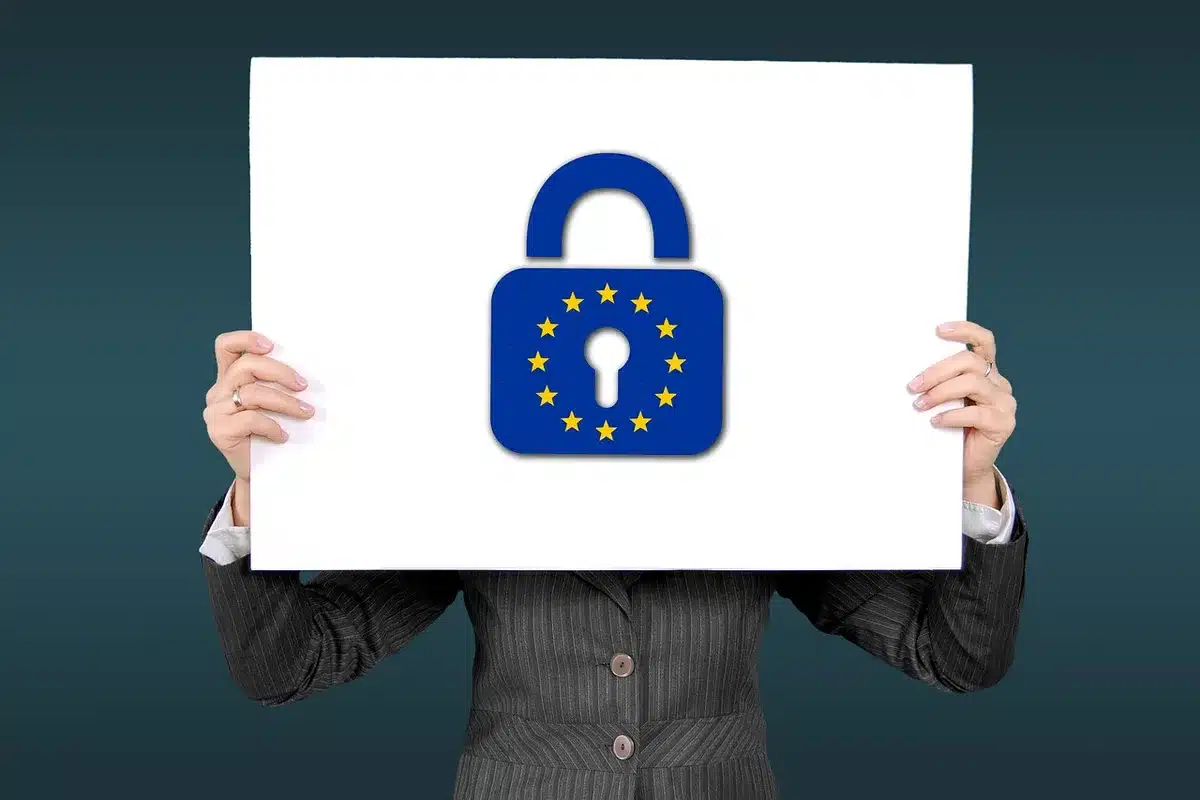 Documenti normativi e simboli di conformità regolamentare per veicoli autonomi.