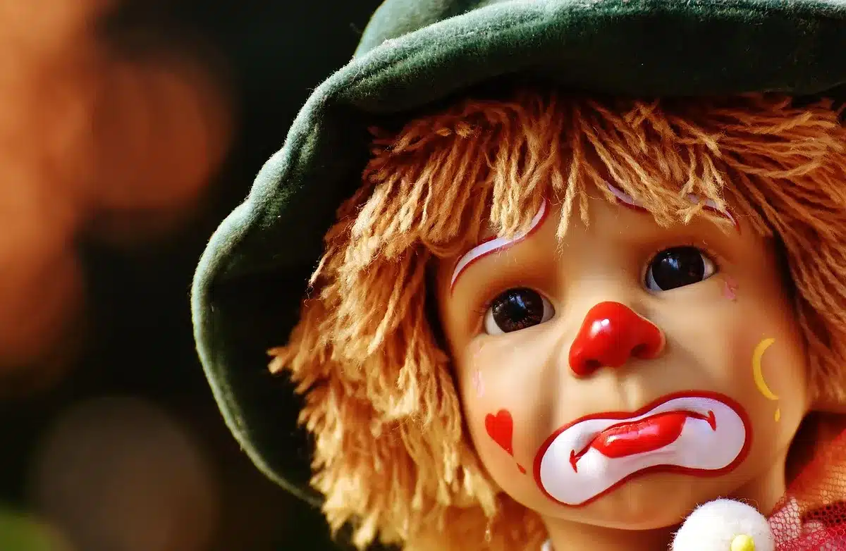 Sagoma anonima di un clown vintage che crea inquietudine