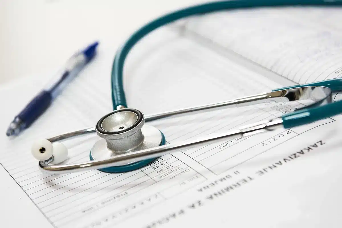 Documenti sanitari e certificati medici su una scrivania