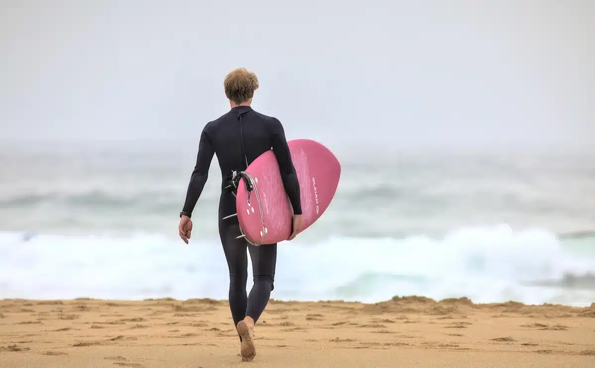 Persona che pratica surf nell'oceano, in armonia con gli elementi naturali