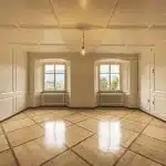 Salotto accogliente con arredamento vintage e camino, simbolo dell'atmosfera calorosa di Stars Hollow