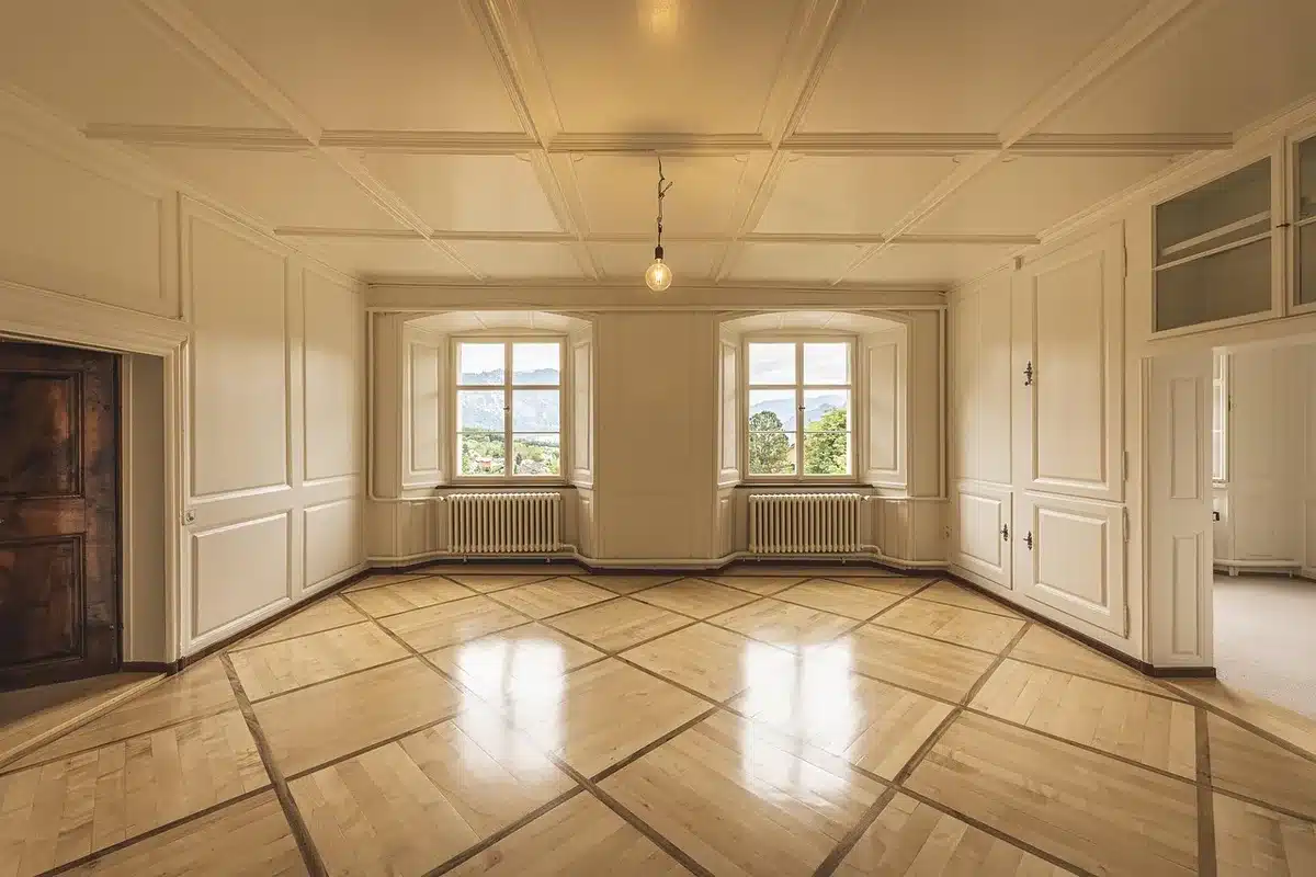 Salotto accogliente con arredamento vintage e camino, simbolo dell'atmosfera calorosa di Stars Hollow