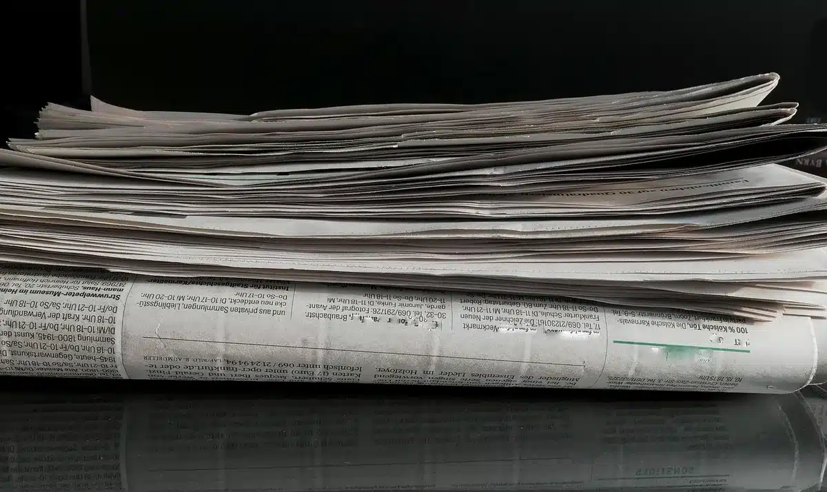 Redazione anonima con pareti di articoli e vecchi giornali