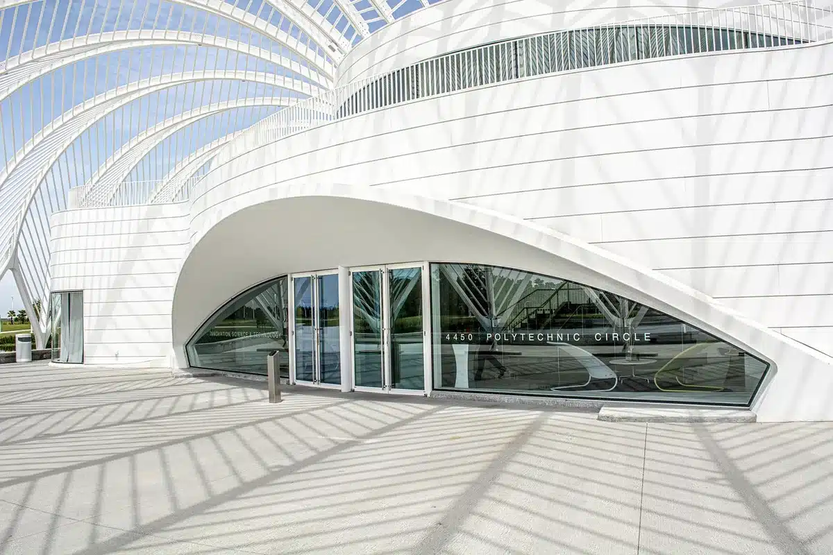 Ingresso del Stedelijk Museum di Amsterdam con facciata moderna