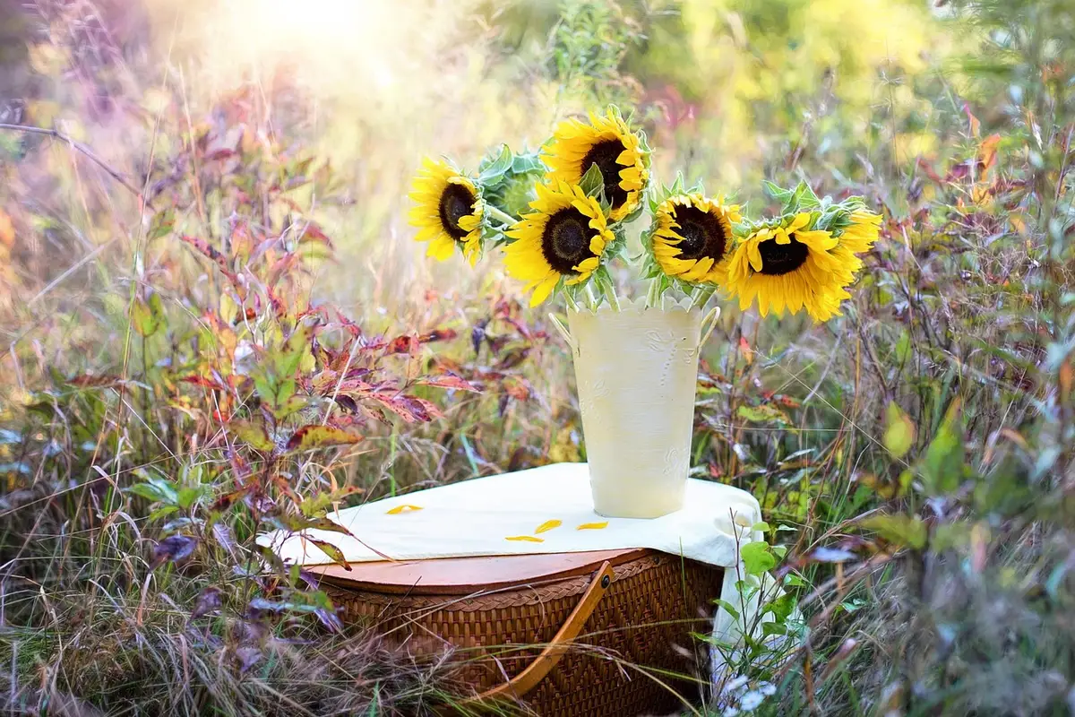 Fiori come orchidee e gigli disposti per creare volumi e texture scultorei